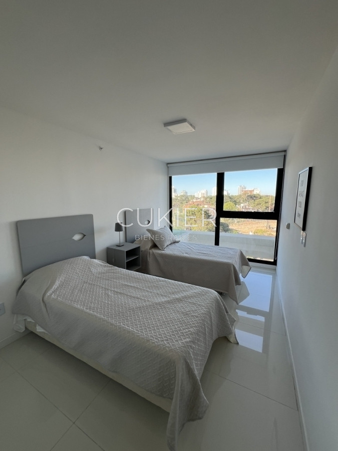 Apartamento ID.2739 - Venta y alquiler temporal de apartamento 3 dormitorios en edificio de categoría Punta del Este