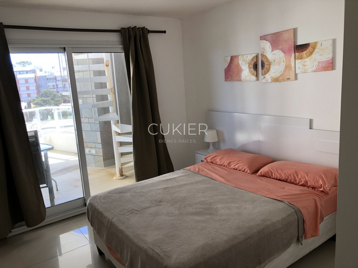 Apartamento ID.216 - Alquiler anual de penthouse 1 dormitorio con terraza y parrillero propio en primera linea frente al mar playa mansa