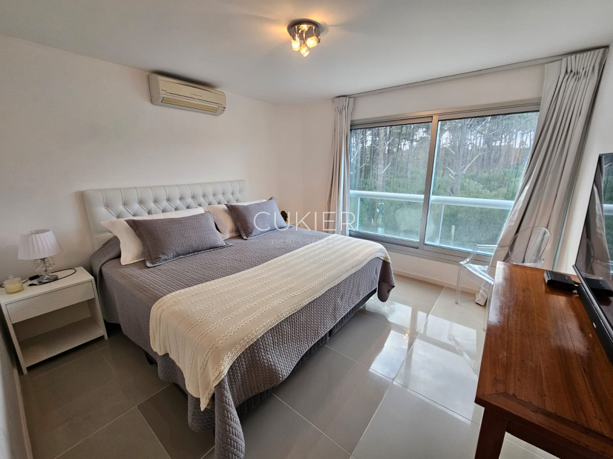 Apartamento ID.2063 - Venta apartamento 2 dormitorios en edificio de categoría en Playa Mansa Punta del Este