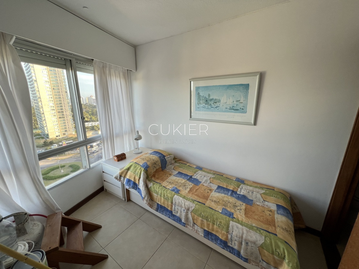 Apartamento ID.1175 - Alquiler anual y venta apartamento 3 dormitorios y dependencia con vista al mar en zona shopping