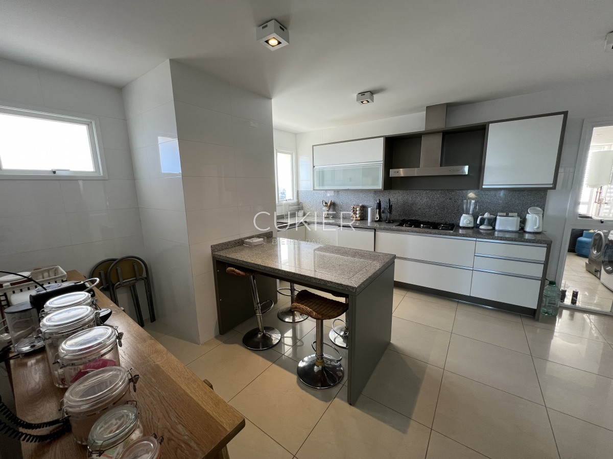 Apartamento ID.871 - Venta espectacular apartamento 4 suites en torre de categoría Aquarela Playa Mansa Punta del Este