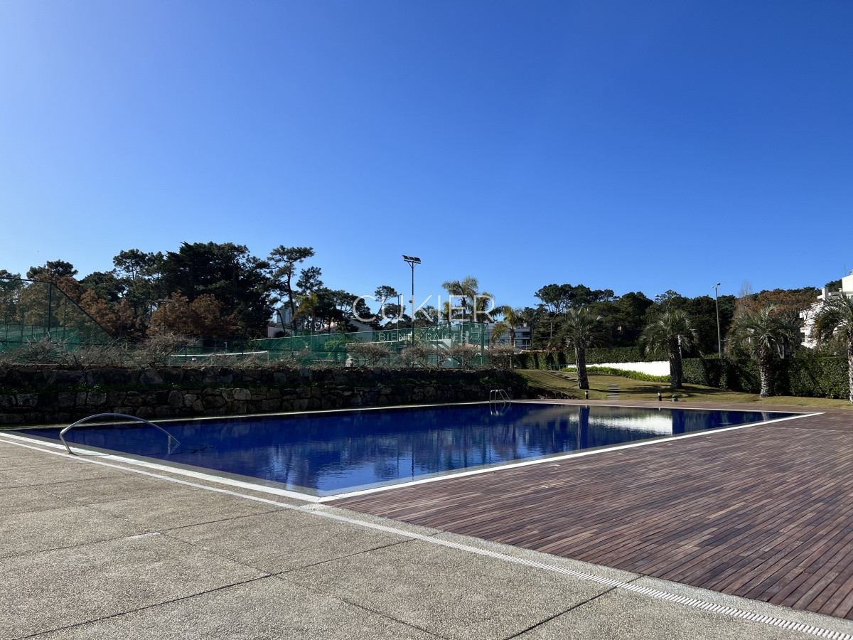 Apartamento ID.871 - Venta espectacular apartamento 4 suites en torre de categoría Aquarela Playa Mansa Punta del Este