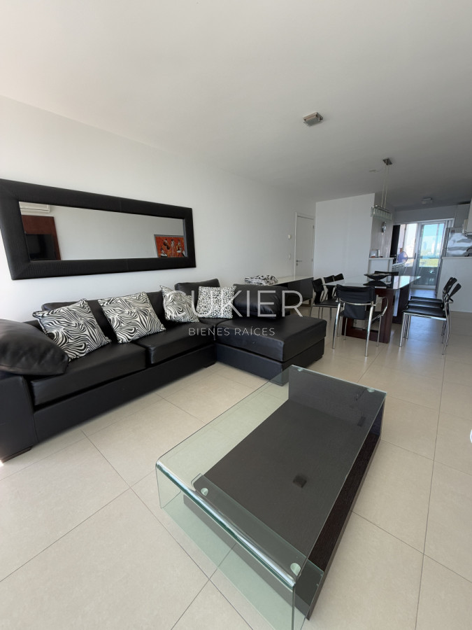 Apartamento ID.3395 - Alquiler invernal de hermoso apartamento de 2 dormitorios con vista al mar en playa mansa edificio full amenities