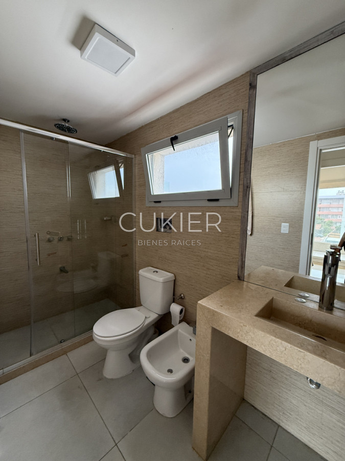 Apartamento ID.4547 - Alquiler anual e invernal de apartamento 3 dormitorios con palillero propio frente al mar en playa mansa 