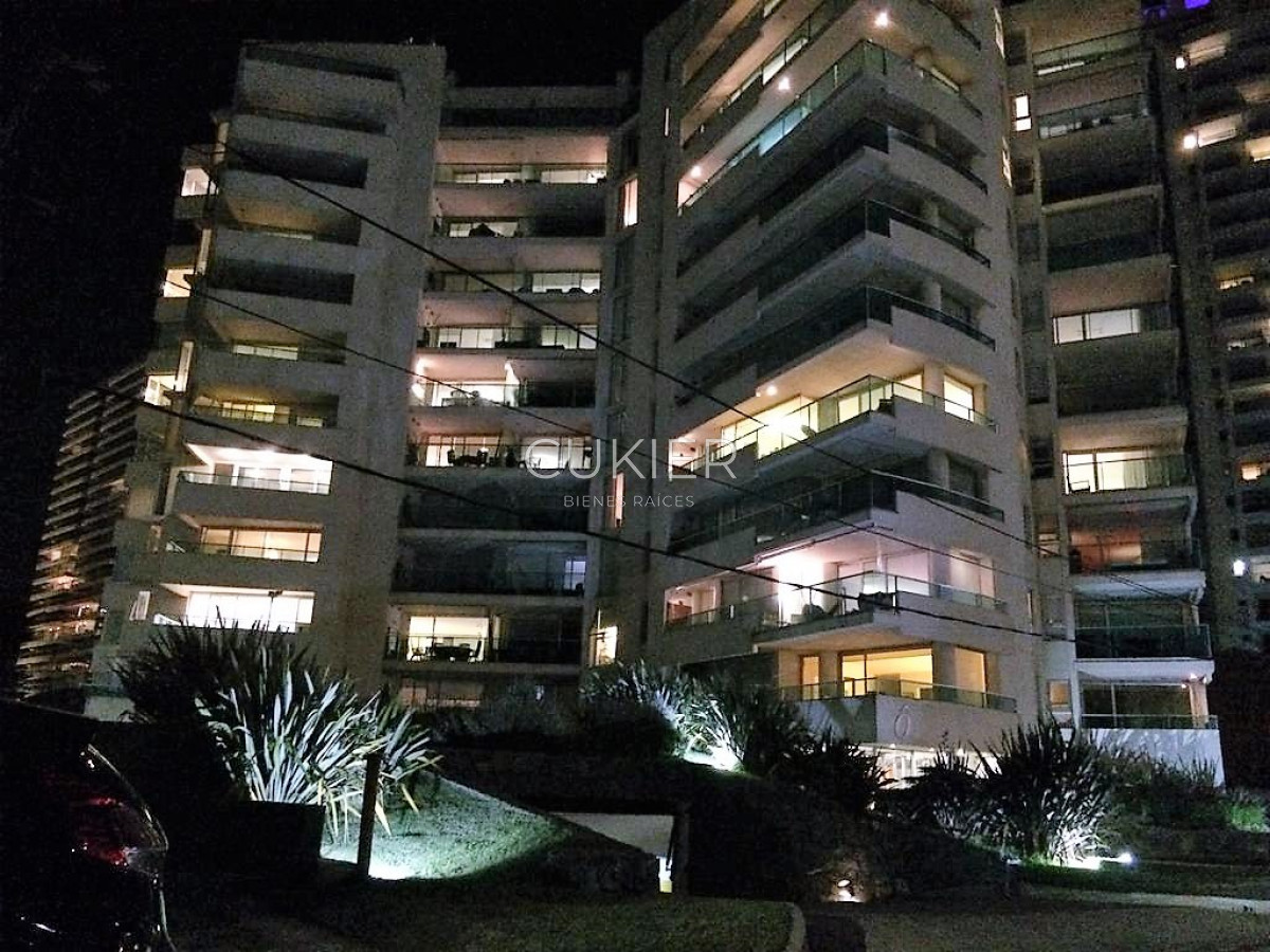 Apartamento ID.3537 - Venta apartamento 3 dormitorios y dependencia en Playa Brava a 100 m del mar 