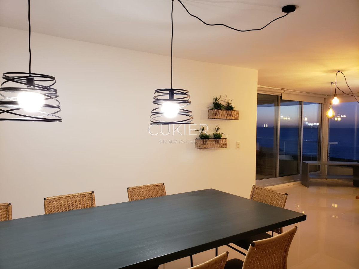 Apartamento ID.352 - Venta apartamento penthouse de 3 dormitorios en primera linea Playa Mansa Punta del Este