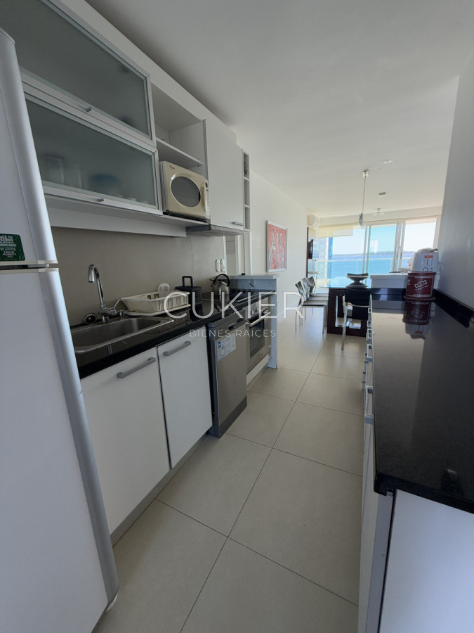 Apartamento ID.3395 - Alquiler invernal de hermoso apartamento de 2 dormitorios con vista al mar en playa mansa edificio full amenities