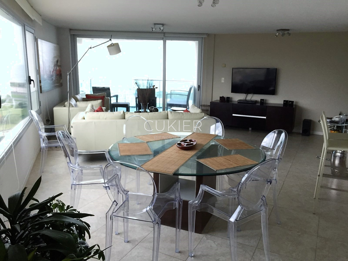Apartamento ID.3537 - Venta apartamento 3 dormitorios y dependencia en Playa Brava a 100 m del mar 