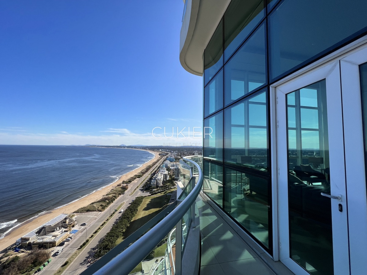 Apartamento ID.871 - Venta espectacular apartamento 4 suites en torre de categoría Aquarela Playa Mansa Punta del Este