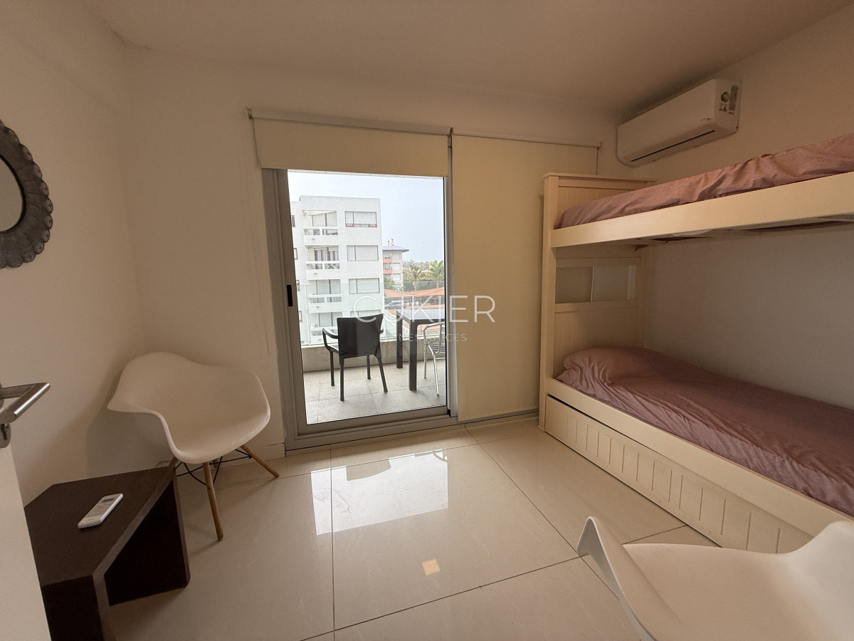 Apartamento ID.4547 - Alquiler anual e invernal de apartamento 3 dormitorios con palillero propio frente al mar en playa mansa 