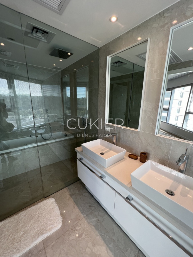 Apartamento ID.1601 - Alquiler anual apartamento 2 dormitorios primera linea Playa Brava en Trump Tower