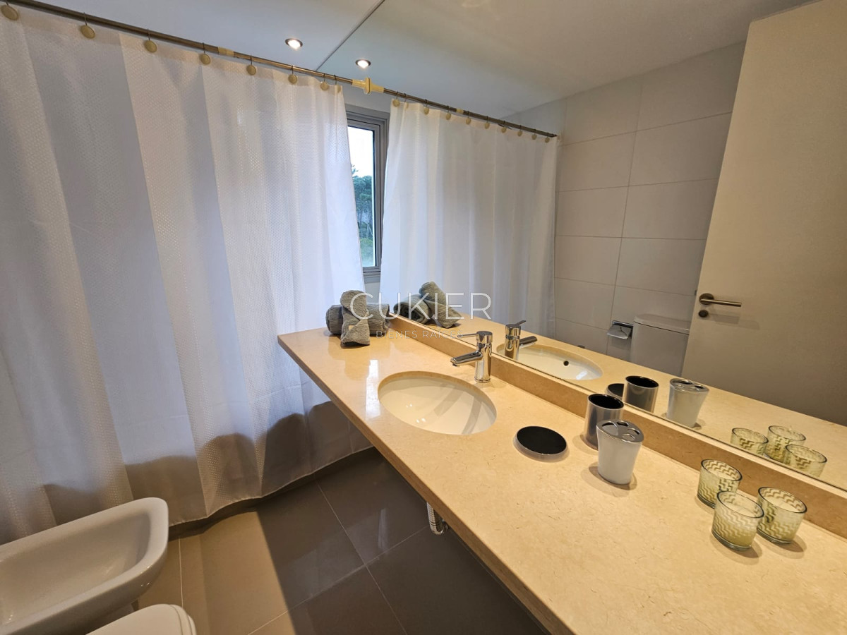 Apartamento ID.2063 - Venta apartamento 2 dormitorios en edificio de categoría en Playa Mansa Punta del Este