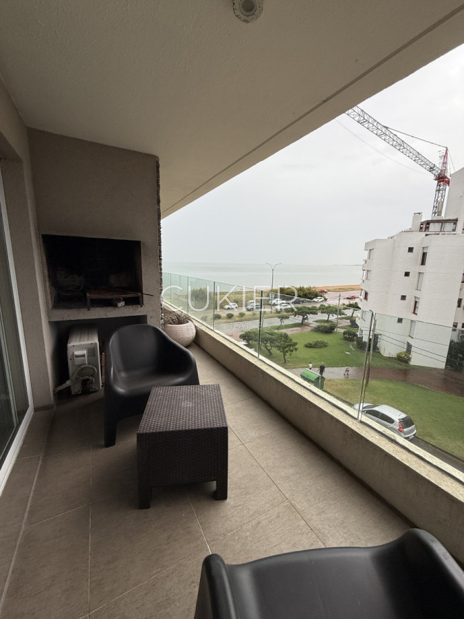 Apartamento ID.4547 - Alquiler anual e invernal de apartamento 3 dormitorios con palillero propio frente al mar en playa mansa 