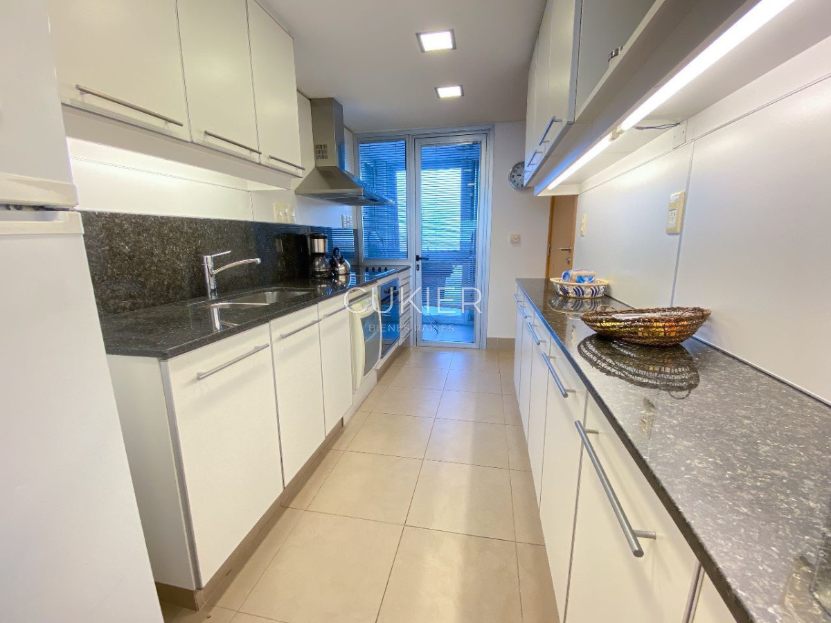 Apartamento ID.2723 - Alquiler temporada departamento 3 suites en primera linea playa brava frente al mar en edificio de categoría 