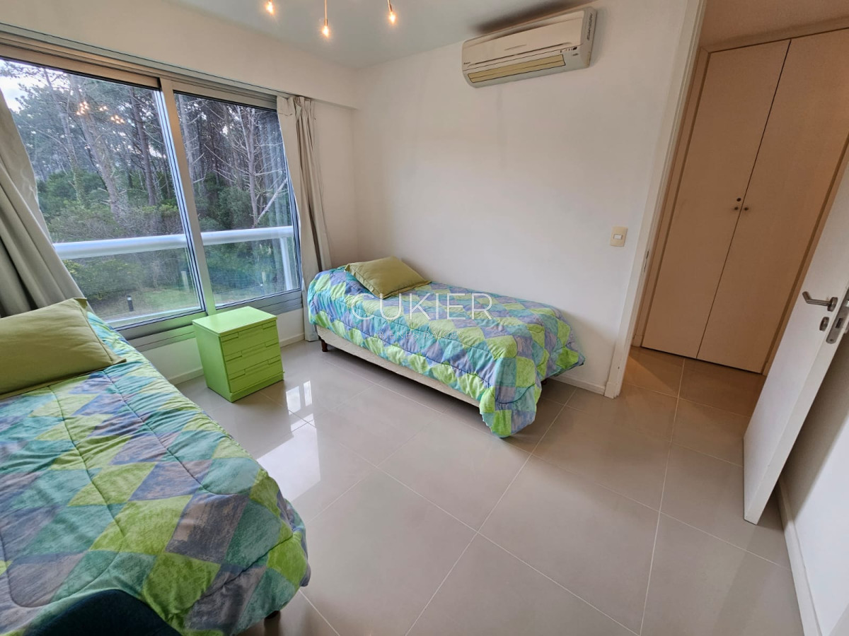 Apartamento ID.2063 - Venta apartamento 2 dormitorios en edificio de categoría en Playa Mansa Punta del Este