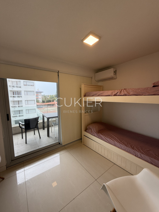 Apartamento ID.4547 - Alquiler anual e invernal de apartamento 3 dormitorios con palillero propio frente al mar en playa mansa 