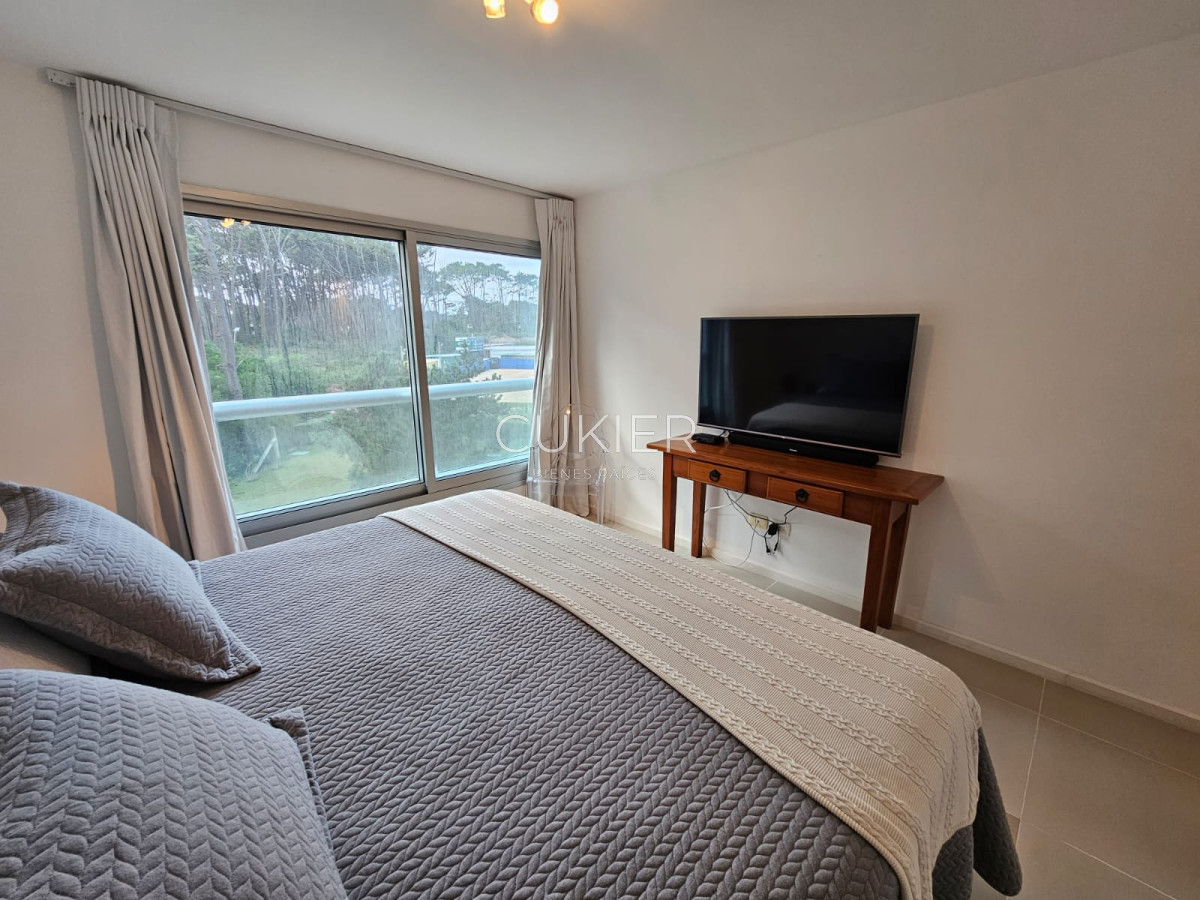 Apartamento ID.2063 - Venta apartamento 2 dormitorios en edificio de categoría en Playa Mansa Punta del Este