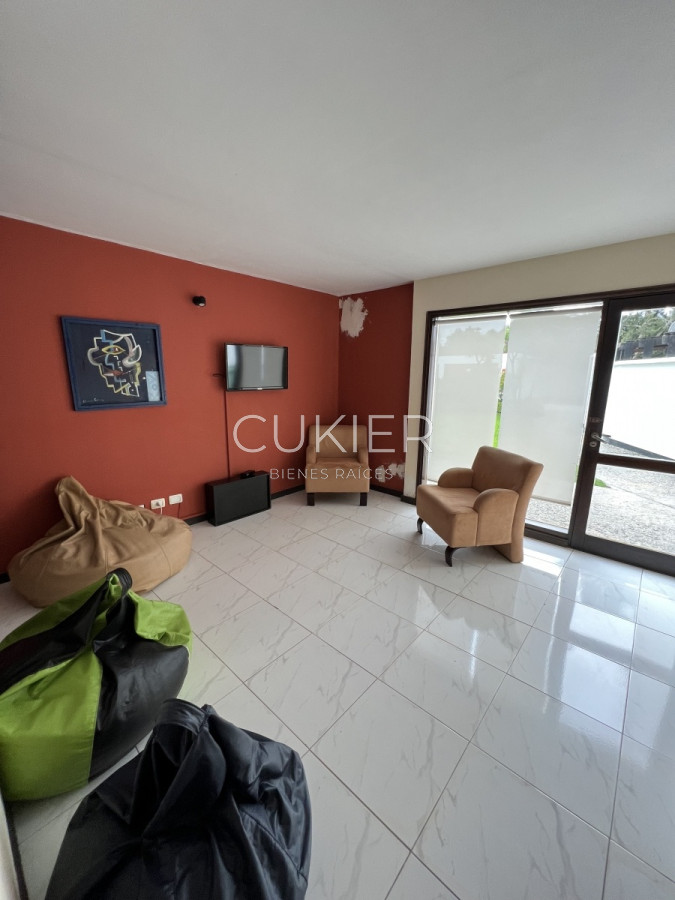 Apartamento ID.2251 - Venta de apartamento penthouse 2 dormitorios frente al mar con parrillero de uso privado Playa Mansa 
