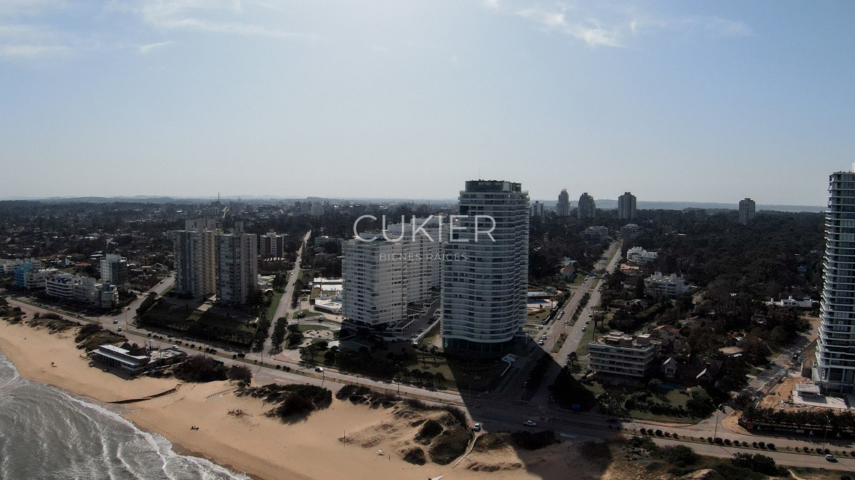 Apartamento ID.871 - Venta espectacular apartamento 4 suites en torre de categoría Aquarela Playa Mansa Punta del Este