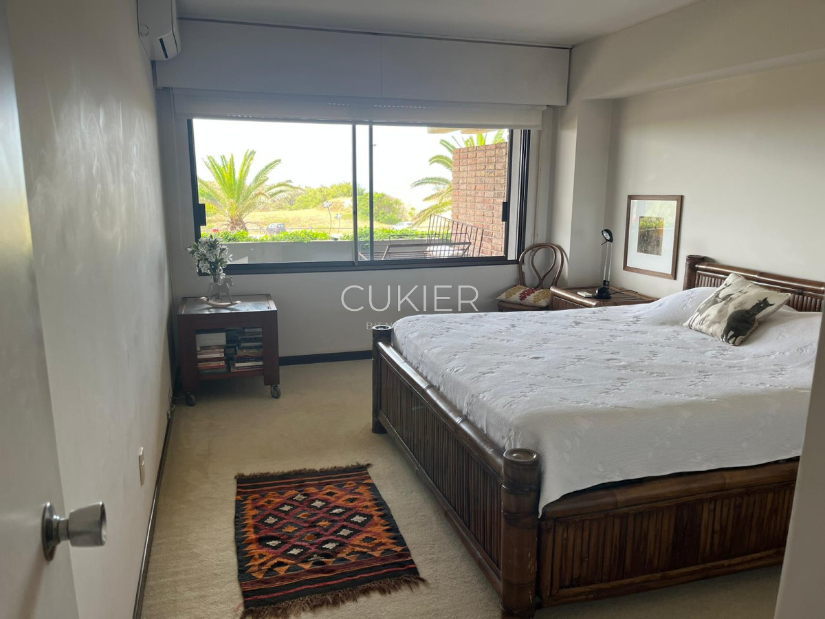 Apartamento ID.1369 - Alquiler anual y venta apartamento 3 dormitorios frente al mar en playa brava Punta del Este