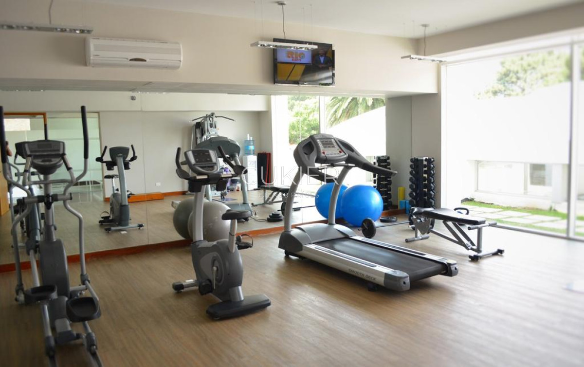 Apartamento ID.1982 - Venta y alquiler anual de apartamento 3 dormitorios en edificio con servicios Roosevelt 