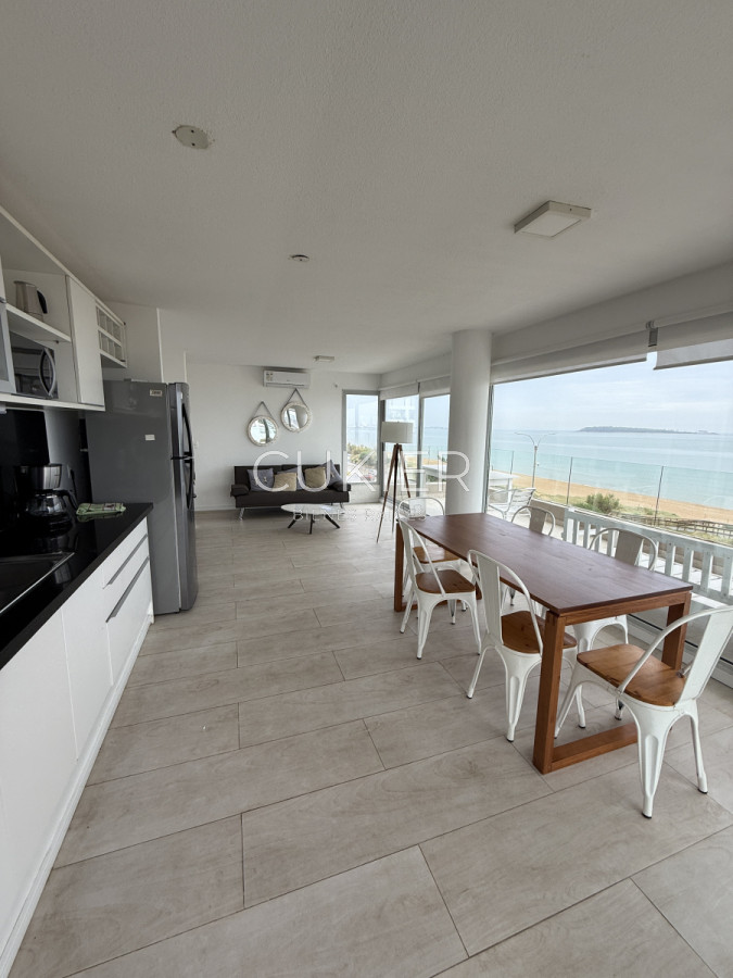Apartamento ID.4546 - Venta y alquiler anual o invernal de apartamento 2 dormitorios frente al mar en playa mansa 