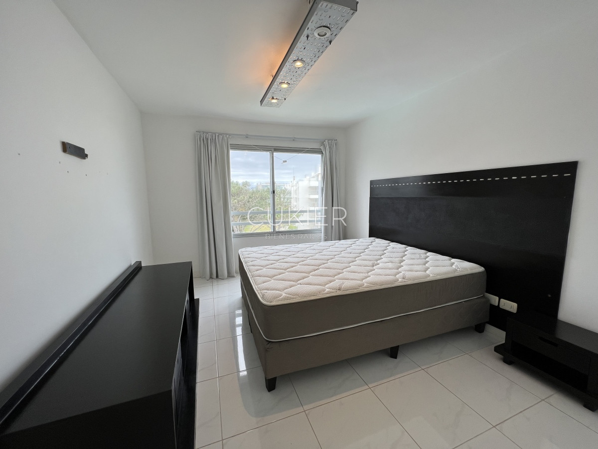 Apartamento ID.2251 - Venta de apartamento penthouse 2 dormitorios frente al mar con parrillero de uso privado Playa Mansa 