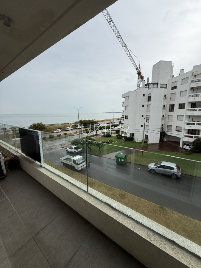 Apartamento ID.4548 - Alquiler anual e invernal apartamento monoambiente con parrillero frente al mar en playa mansa 