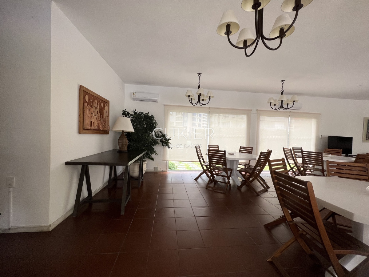 Apartamento ID.1949 - Venta y alquiler anual apartamento 2 dormitorios y dependencia en primera linea Playa Brava