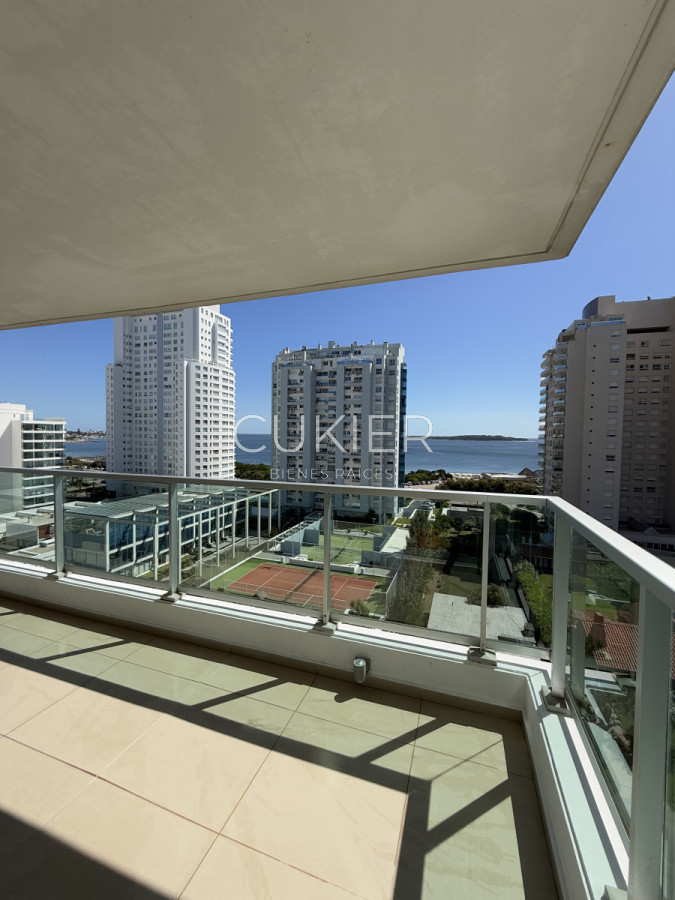 Apartamento ID.3395 - Alquiler invernal de hermoso apartamento de 2 dormitorios con vista al mar en playa mansa edificio full amenities