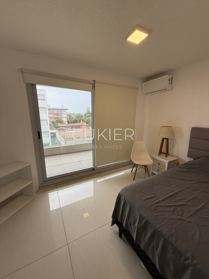 Apartamento ID.4547 - Alquiler anual e invernal de apartamento 3 dormitorios con palillero propio frente al mar en playa mansa 