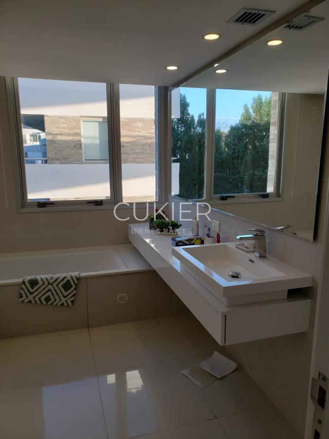 Apartamento ID.352 - Venta apartamento penthouse de 3 dormitorios en primera linea Playa Mansa Punta del Este