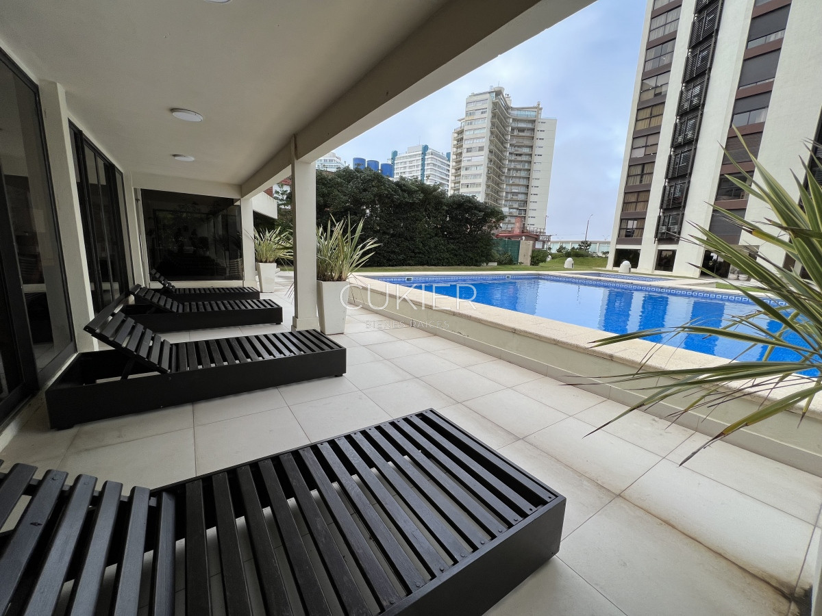 Apartamento ID.1949 - Venta y alquiler anual apartamento 2 dormitorios y dependencia en primera linea Playa Brava