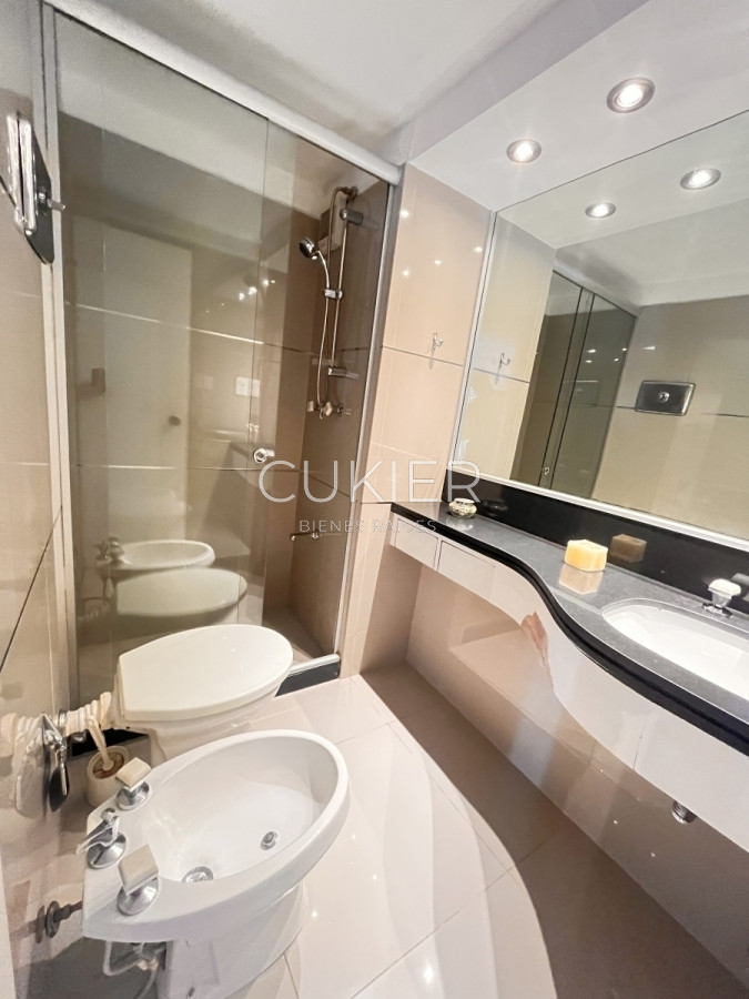 Apartamento ID.3383 - Venta EN OPORTUNIDAD de apartamento 2 dormitorios y dependencia en Peninsula Punta Del Este. 