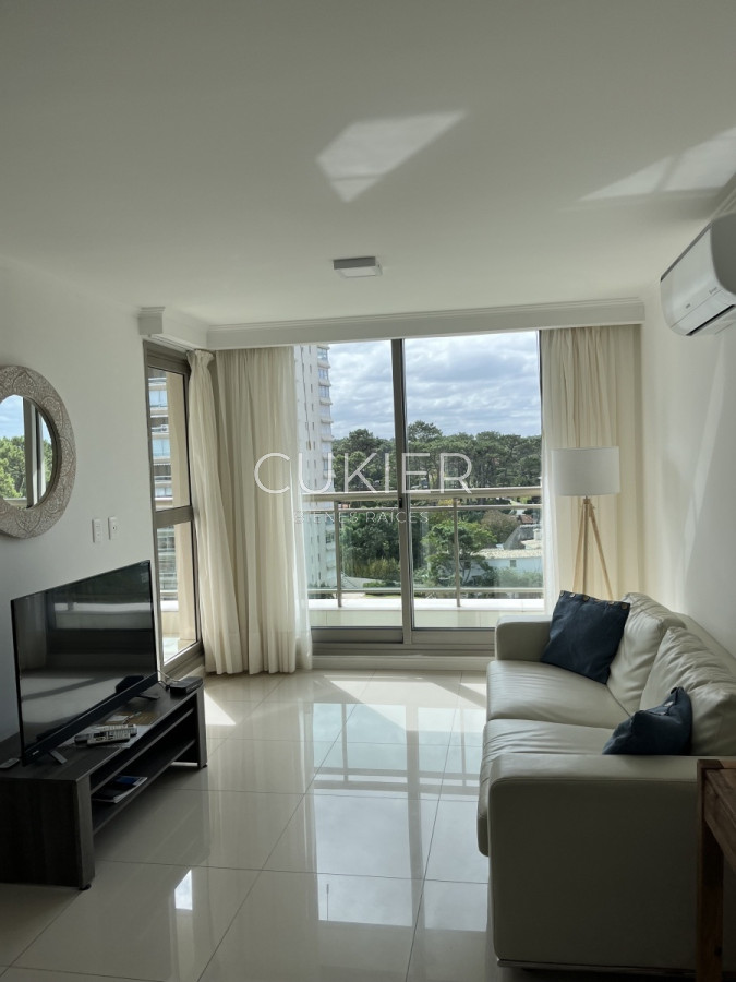 Apartamento ID.1669 - Alquiler anual apartamento 2 dormitorios en edificio full servicios en Punta del este 