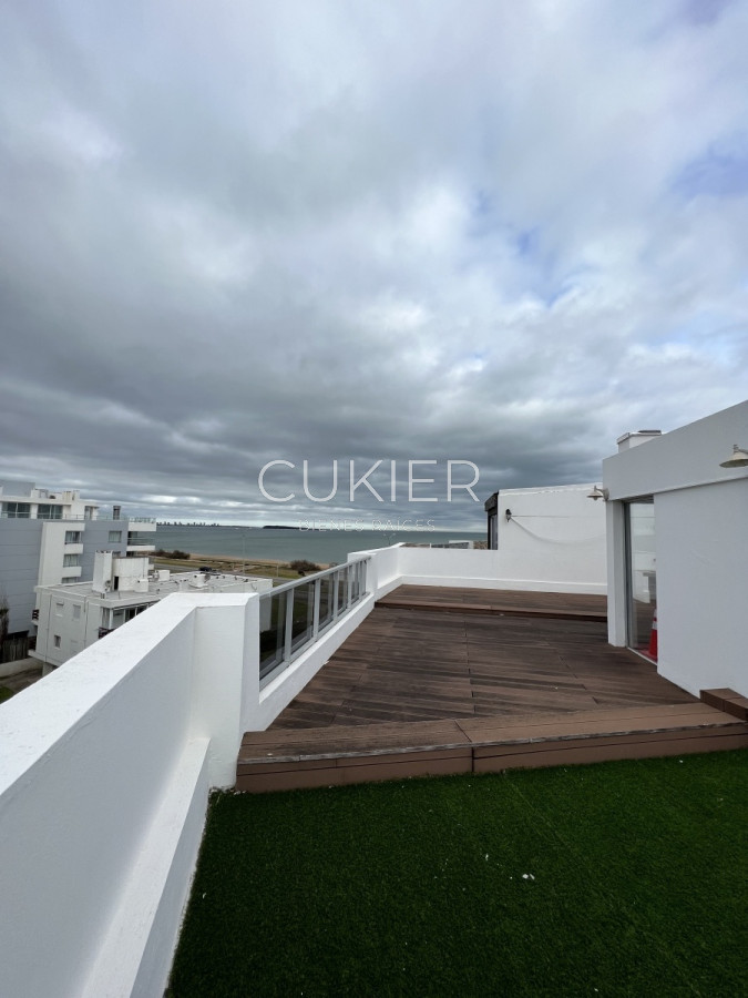 Apartamento ID.2251 - Venta de apartamento penthouse 2 dormitorios frente al mar con parrillero de uso privado Playa Mansa 