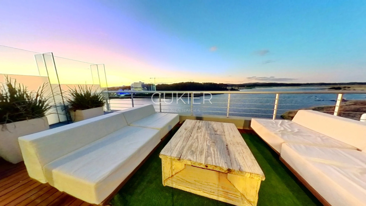 Apartamento ID.2611 - Venta de espectacular duplex penthouse en Terrazas de la Laguna primera linea Playa Mansa de 3 suites