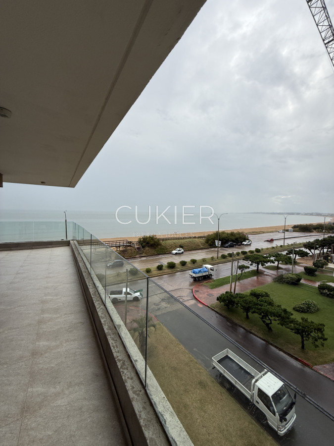 Apartamento ID.4546 - Venta y alquiler anual o invernal de apartamento 2 dormitorios frente al mar en playa mansa 