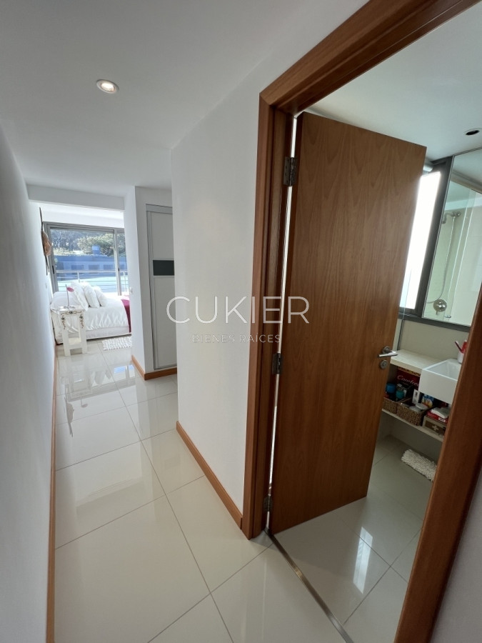 Apartamento ID.2660 - Venta hermoso departamento 3 suites en primera linea Playa Brava torre de categoría