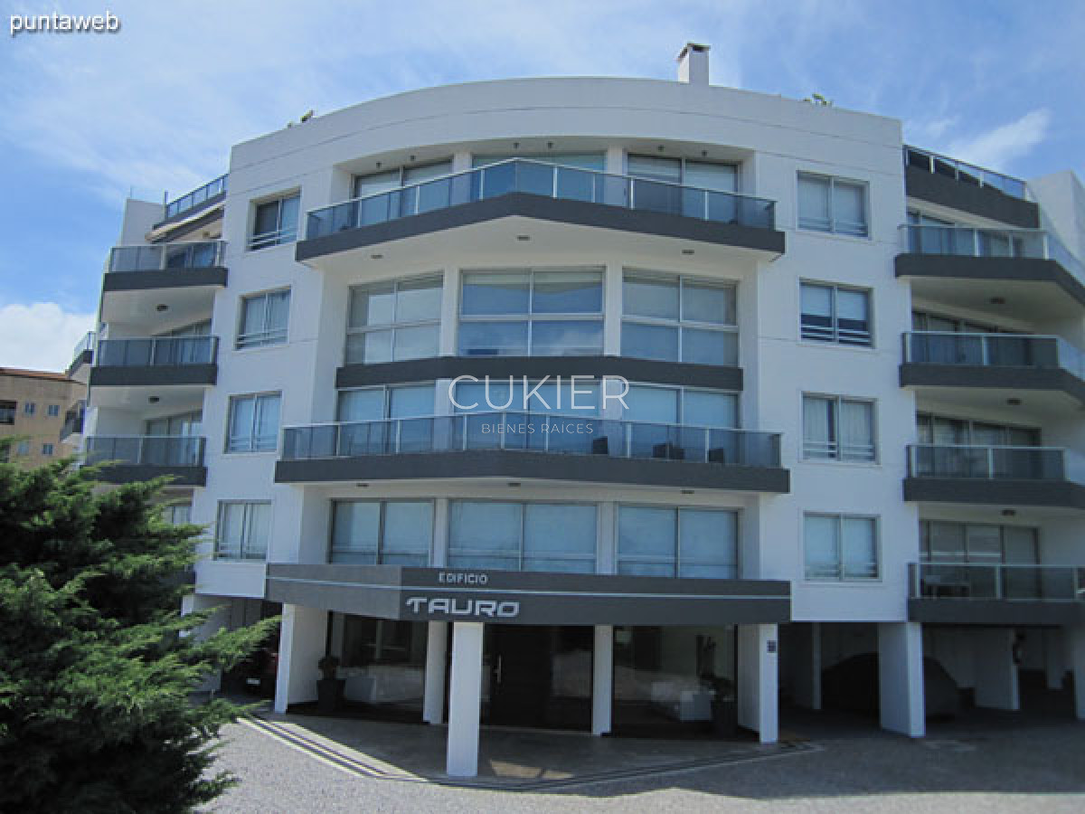 Apartamento ID.2251 - Venta de apartamento penthouse 2 dormitorios frente al mar con parrillero de uso privado Playa Mansa 