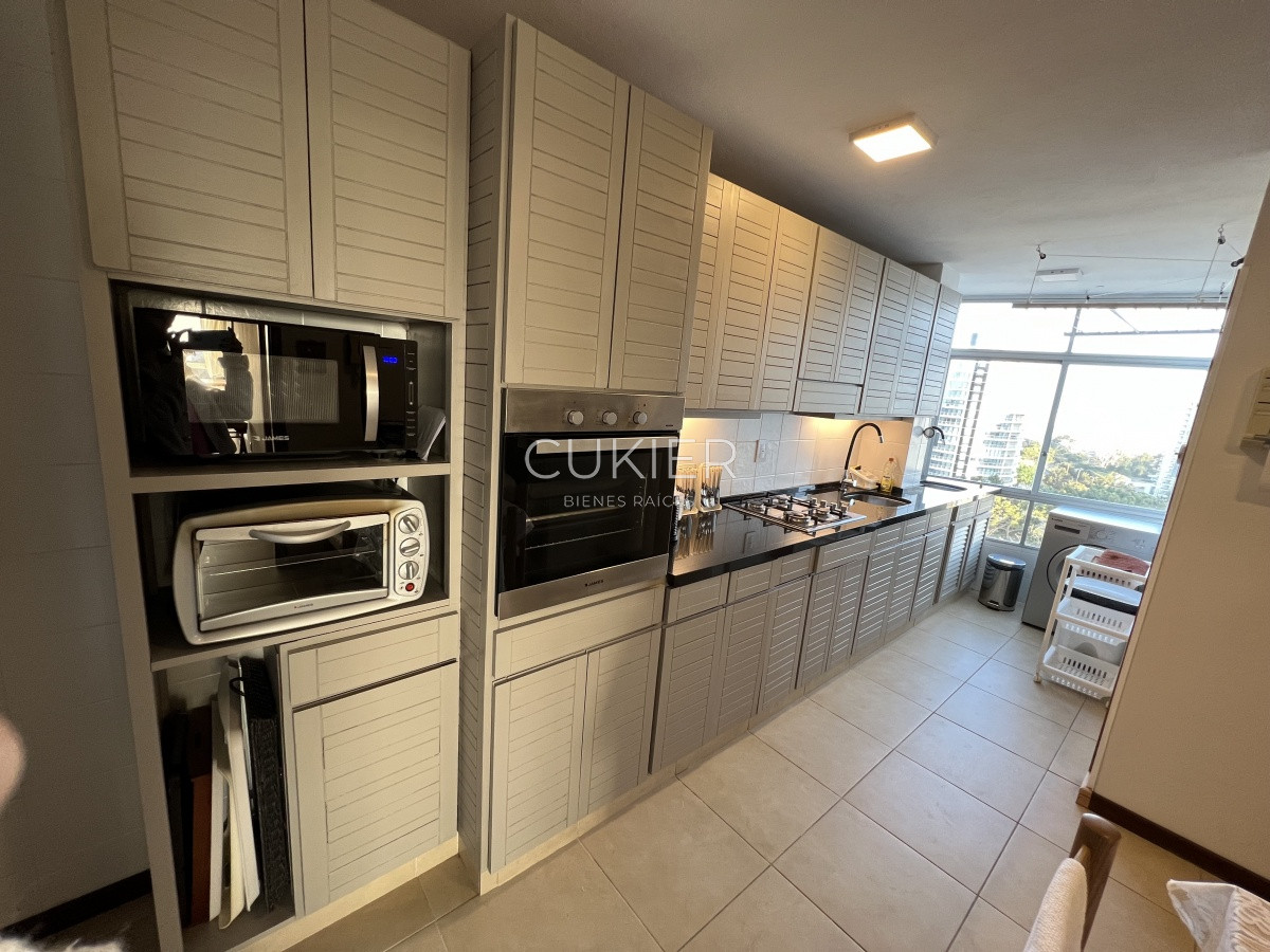 Apartamento ID.1175 - Alquiler anual y venta apartamento 3 dormitorios y dependencia con vista al mar en zona shopping