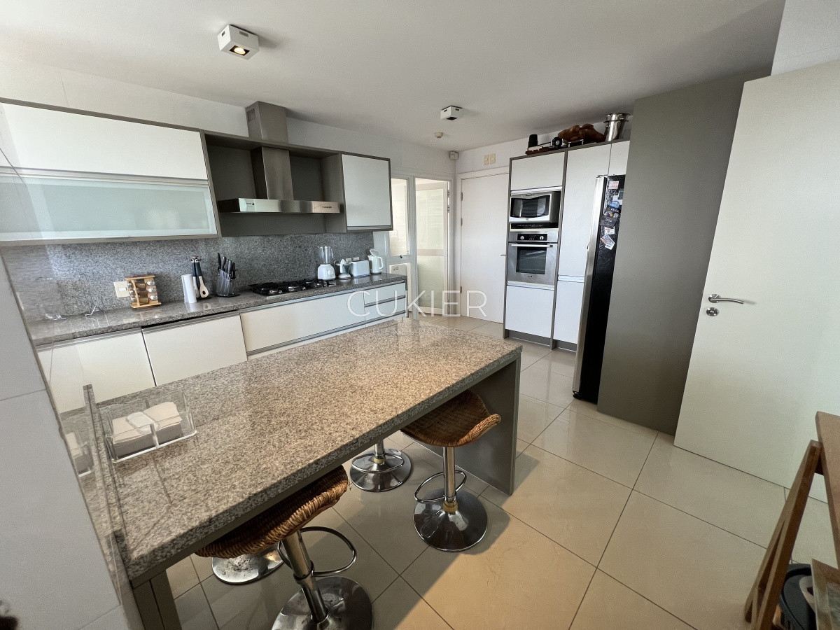 Apartamento ID.871 - Venta espectacular apartamento 4 suites en torre de categoría Aquarela Playa Mansa Punta del Este