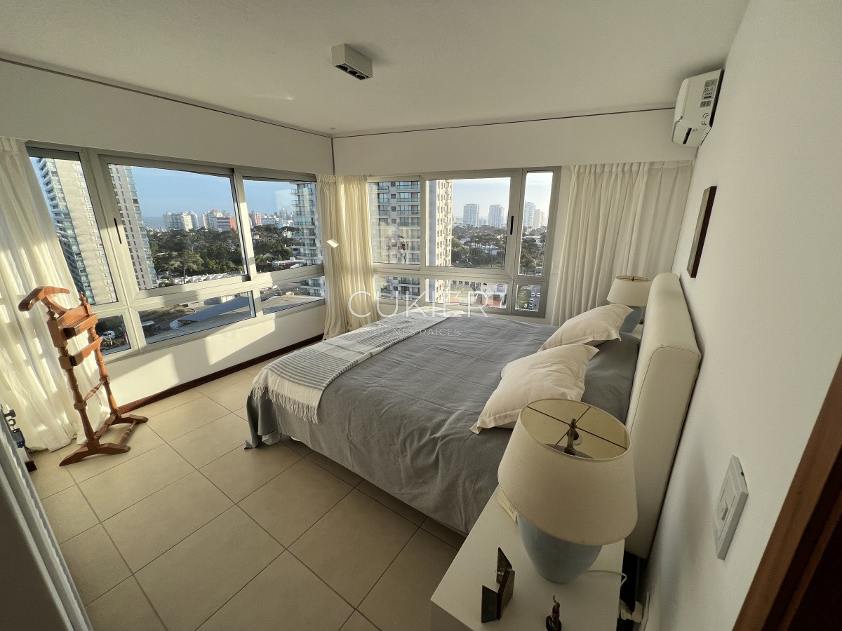 Apartamento ID.1175 - Alquiler anual y venta apartamento 3 dormitorios y dependencia con vista al mar en zona shopping