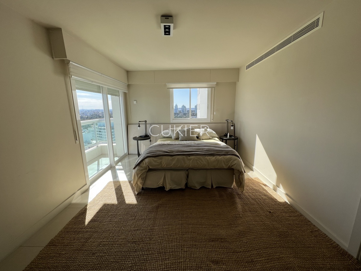 Apartamento ID.871 - Venta espectacular apartamento 4 suites en torre de categoría Aquarela Playa Mansa Punta del Este