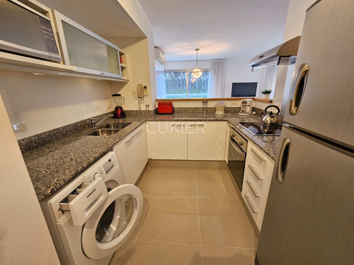 Apartamento ID.2063 - Venta apartamento 2 dormitorios en edificio de categoría en Playa Mansa Punta del Este