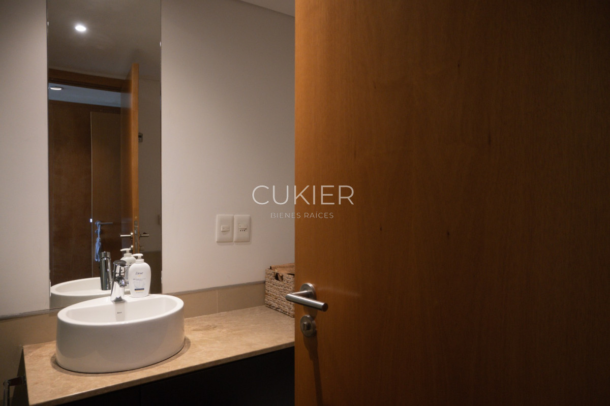 Apartamento ID.1374 - Alquiler anual y venta de hermoso apartamento primera linea en Playa Brava Punta del Este