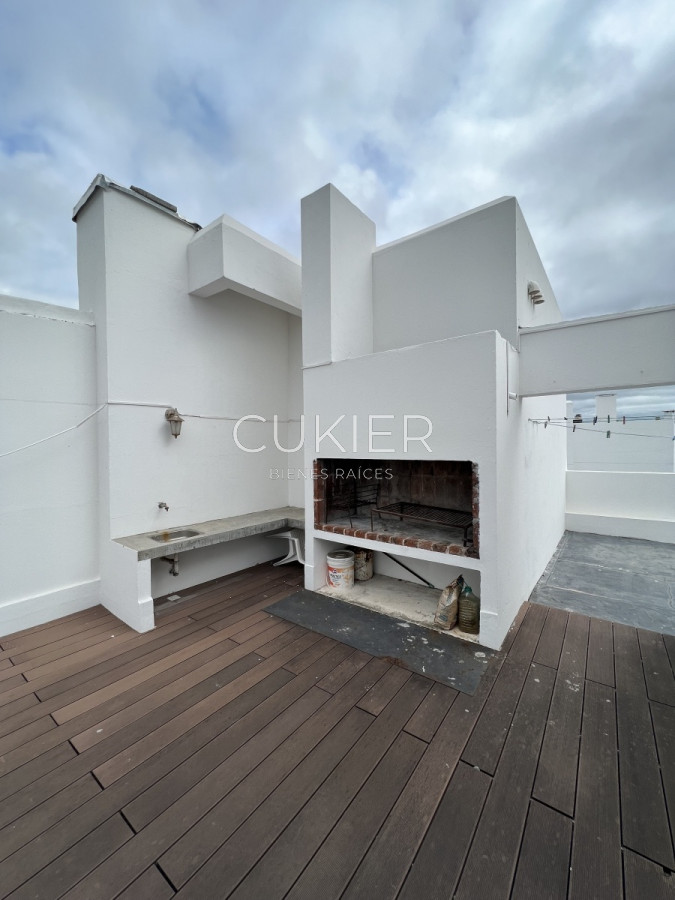 Apartamento ID.2251 - Venta de apartamento penthouse 2 dormitorios frente al mar con parrillero de uso privado Playa Mansa 