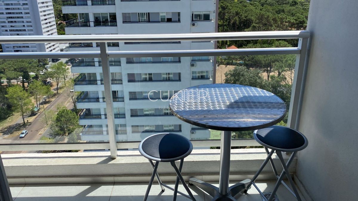 Apartamento ID.1081 - Alquiler anual apartamento 1 dormitorio en edificio con servicios Punta del Este