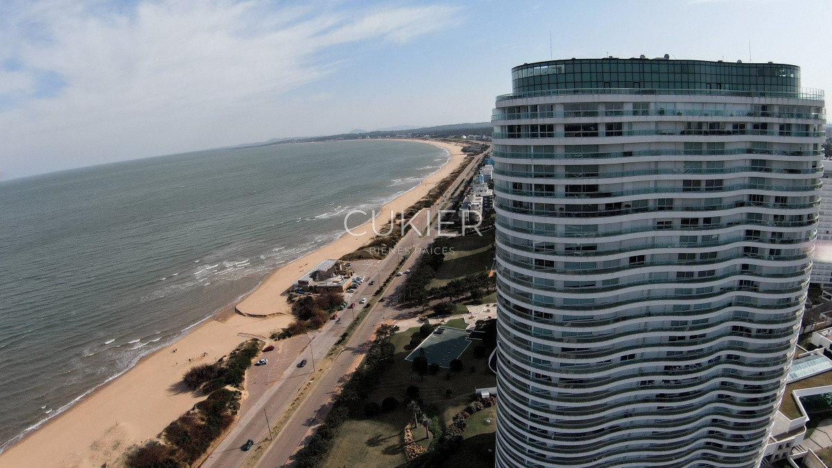Apartamento ID.871 - Venta espectacular apartamento 4 suites en torre de categoría Aquarela Playa Mansa Punta del Este