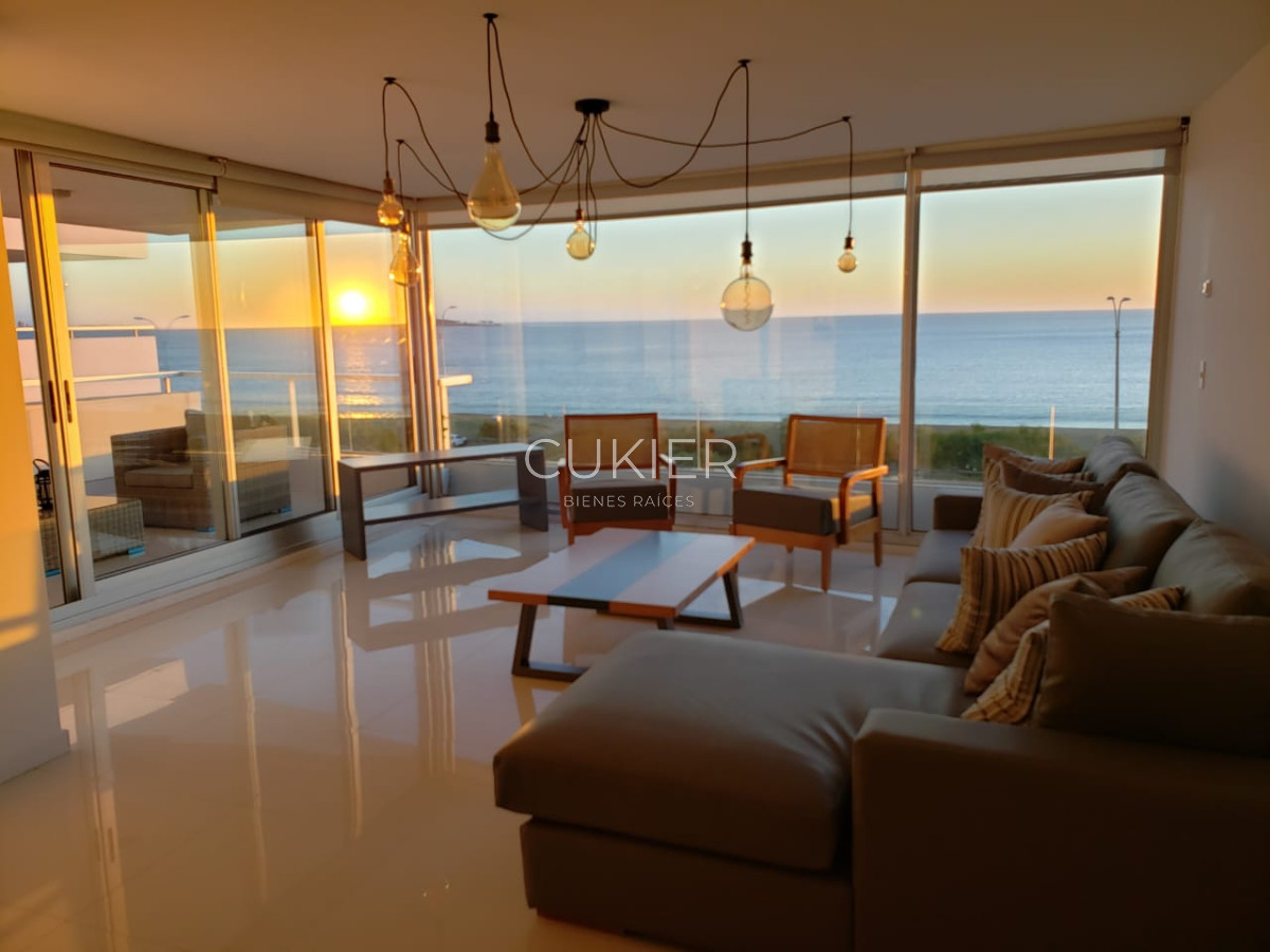 Apartamento ID.352 - Venta apartamento penthouse de 3 dormitorios en primera linea Playa Mansa Punta del Este